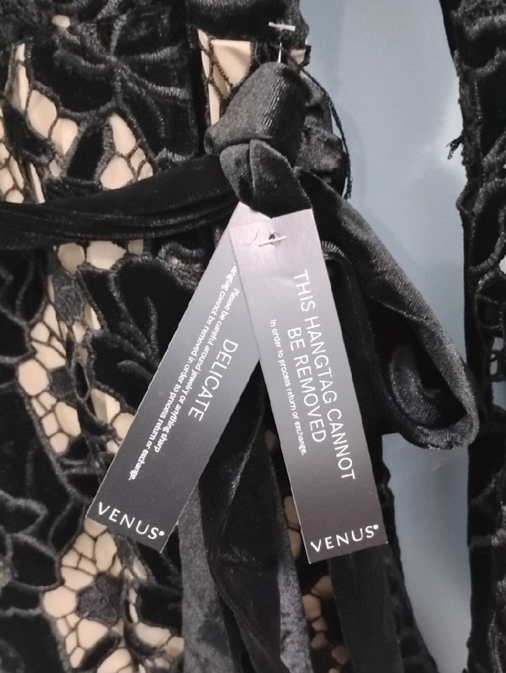 NWT Stunning VENUS 🖤 Black Lace-Trim Wrap Romper W/Belt Size Small - Picture 3 of 7